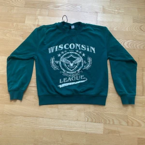 Grön sweatshirt  - Snygg grön sweatshirt från hm i XS. Köpt för ca 1 år sedan och säljer pga att den inte är min stil längre. Fint skick utom att den är lite nopprig ( se på sista bilden) men annars är den i gott andvändt skick. Hör av er för frågor och fler bilder! 