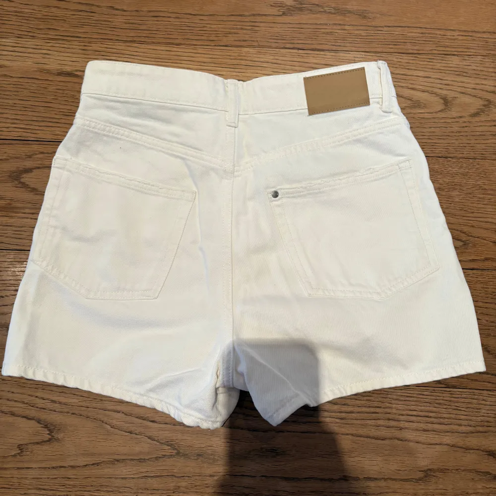 Fräscha jeansshorts i en härlig vit färg som ser extra bra ut på sommaren när man är brun. Använda fåtal gånger och absolut inga defekter. Normal på gränsen till höga i midjan. Pris kan alltid diskuteras.. Shorts.