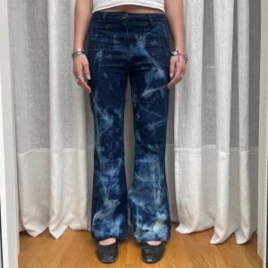 Lågmidjade bootcut jeans - Lågmidjade bootcut jeans med blekta detaljer, coolt tie dye-mönster 🩵🌟  Midja: 36 cm Innerbenslängd: 72 cm