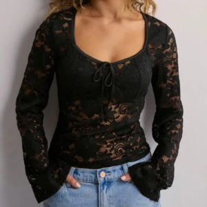 Spetstopp  - Slutsåld spetstopp från Pieces i storlek XS. Köpt på Nelly för 299,95kr. Säljer den då den inte kommer till användning.