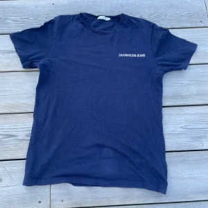 Calvin Klein Jeans t-shirt - Säljer en snygg Calvin Klein t-shirt för 299kr. Är använd några gånger och är fortfarande 10/10. Om du har några frågor så finns jag i DM mvh MRcvb