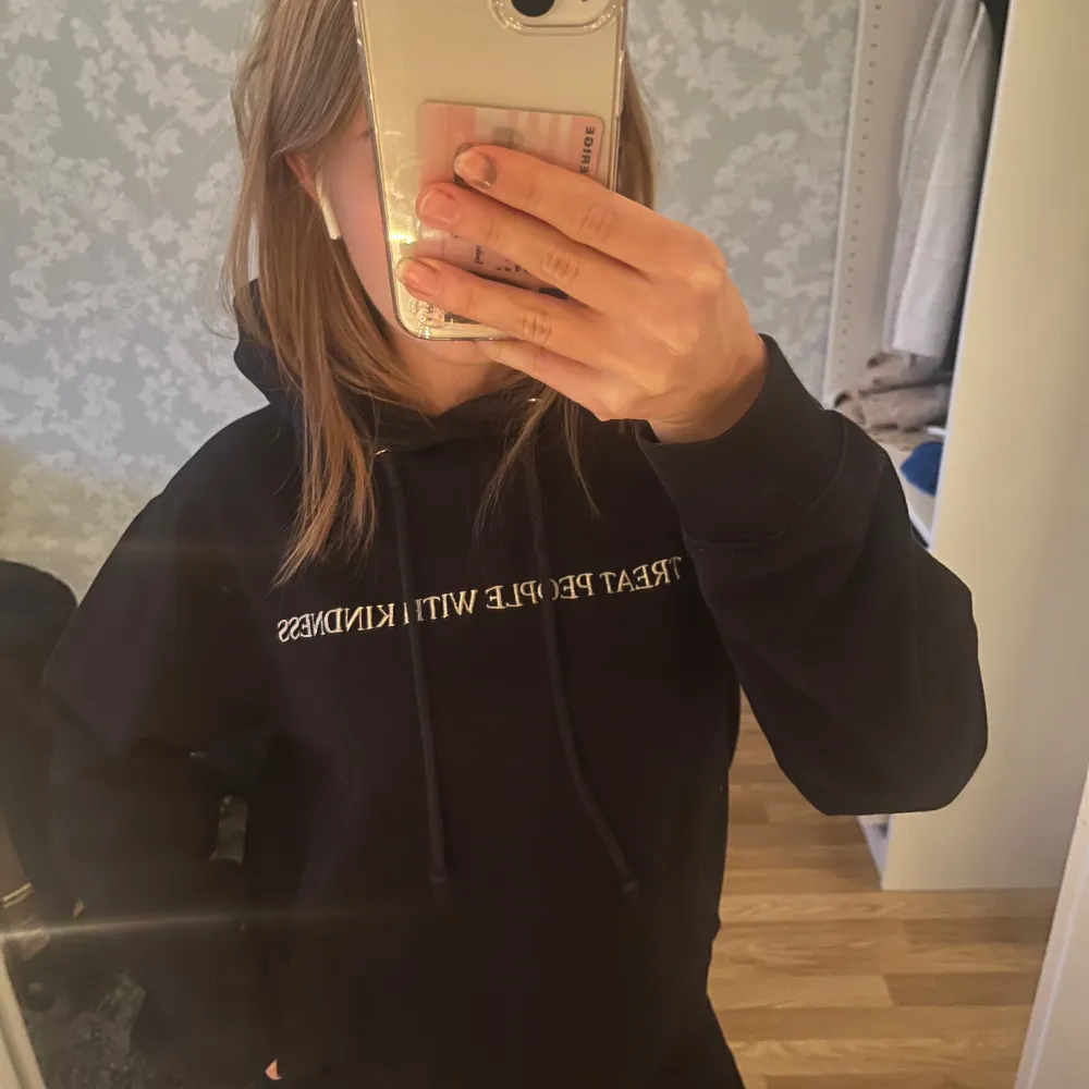 Svart Harry Styles hoodie i storlek S. Med trycket ”treat people with kindness”, är i bra skick och köpt från Harry Styles hemsida.. Hoodies.