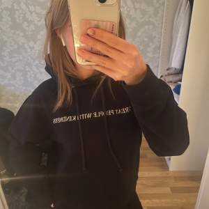 Svart Harry Styles hoodie i storlek S. Med trycket ”treat people with kindness”, är i bra skick och köpt från Harry Styles hemsida.