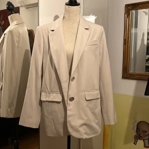 Beige oversized kavaj - Snygg beige kavaj från NA-KD, storlek 38