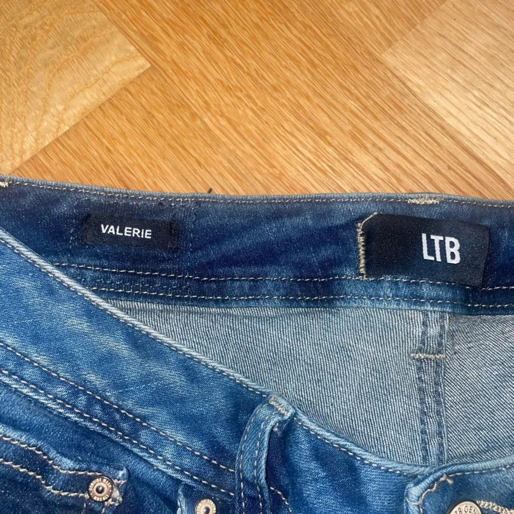 Säljer mina ltb valerie jeans som jag aldrig använt. De är dock uppläggda för att passa mig som är 155 cm lång. Så de passar perfekt för nån runt min längd! Säljer för 500kr. Jeans & Byxor.