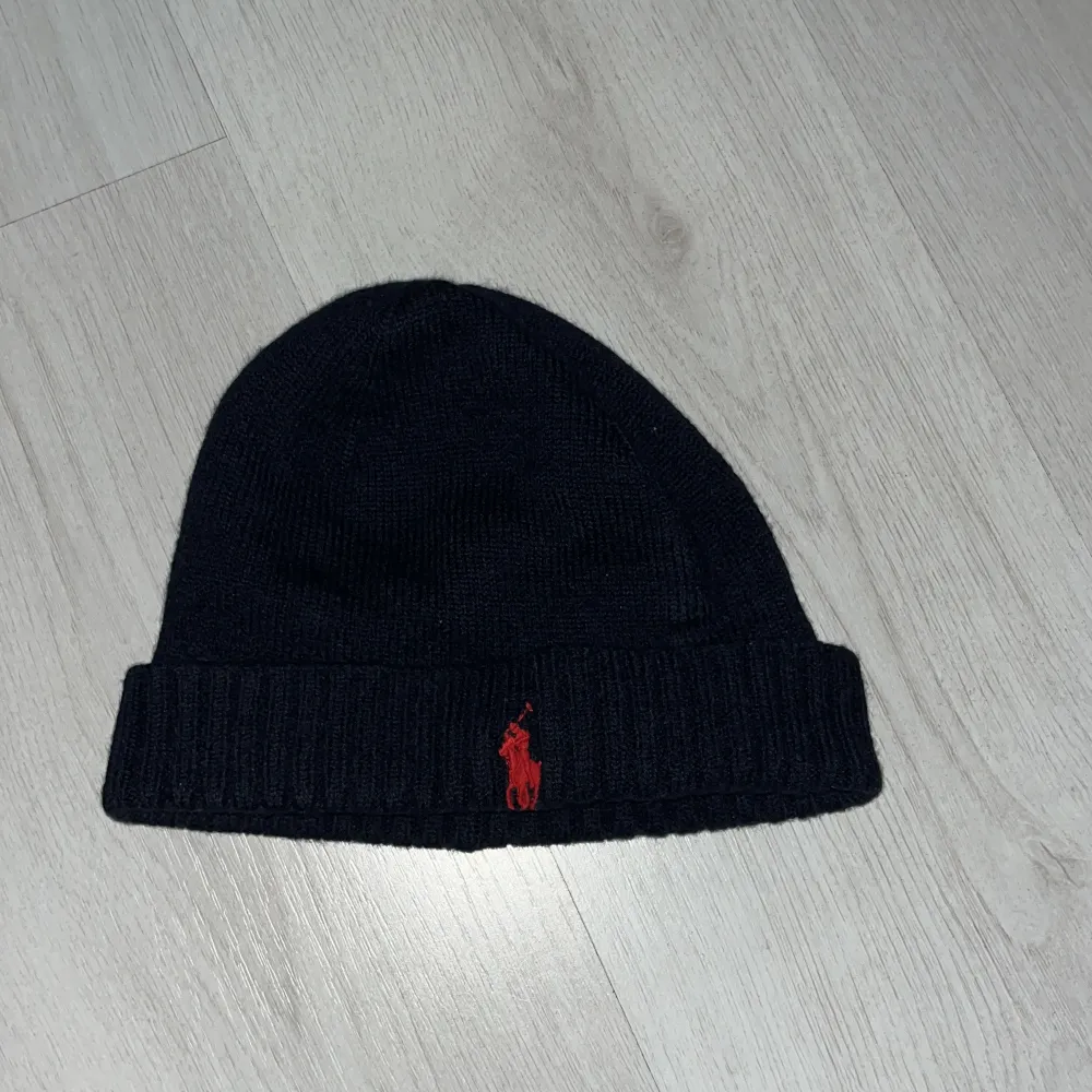 En riktigt snygg Ralph lauren mössa i färgen marinblå. 9/10 skick. Skriv om fler frågor. Accessoarer.