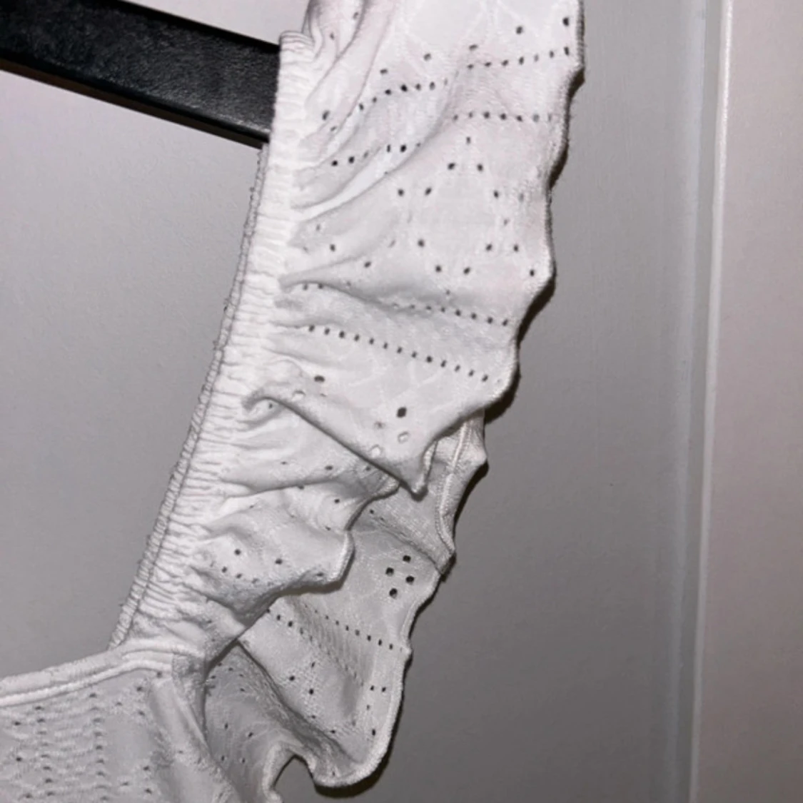 Vit klänning med volangdetaljer - 92