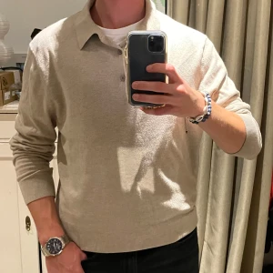 Beige långärmad tröja - Lagency långärmad piké| Skick - 10/10 | Size - L | Pris - 549kr | Modellen är ca 182cm lång | Skriv vid frågor eller funderingar!