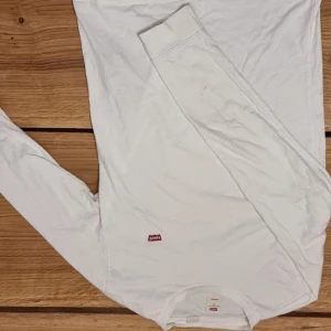 Långärmad tröja från levis - Säljer min långärmade tröja från levis då jag inte använder den, använd fåtal gånger. Skriv vid minsta intresse och priset är inte hugget i sten! Kolla även in min profil för massa bra märkeskläder!