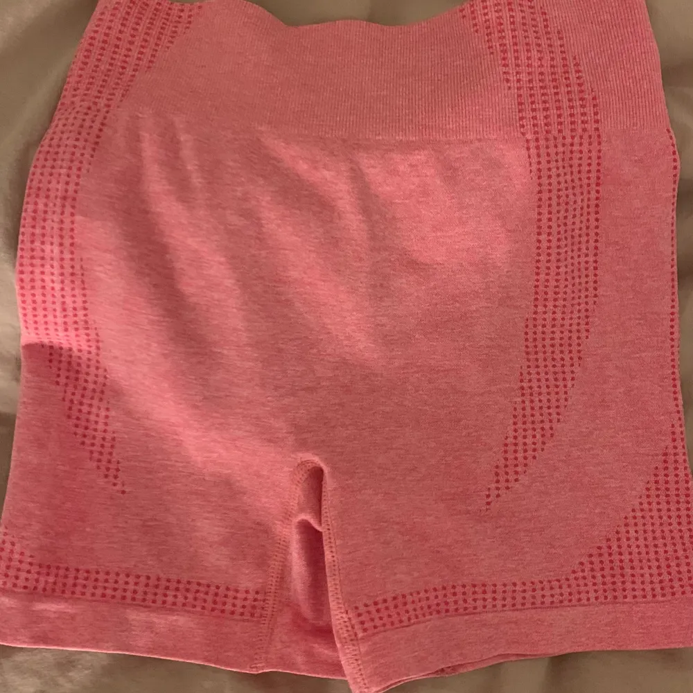 Super sköna träningshorts! Aldrig använda. Stretchiga, skönt material 💕 skriv för fler bilder. Köp en för 100 eller båda för 150!  . Shorts.