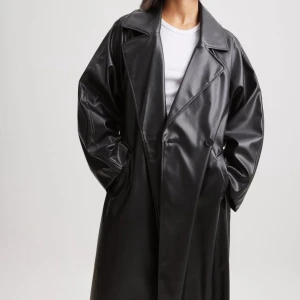 Pu trenchcoat - Använd en gång. Passar mig som har storlek S. 