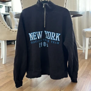 Svart tjocktröja - Svart tjocktröja med tryck från Ginatricot i stl M är i andvänt skick