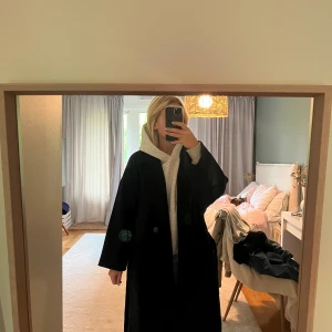 Svart kappa - Säljer denna svarta kappan med slits på vardera sida från Lindex. Sparsamt använd så i mycket fint skick. Storlek M/L, skulle säga att den passar S-L beroende på hur man vill att den ska sitta. En perfekt kappa nu till hösten🍁🍂