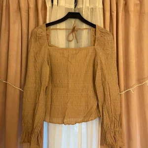 Blus  - En jätte söt blus. Den är knappt använd och därav är den i jätte bra skick. På andra bilden ser man tröjans verkliga färg. 
