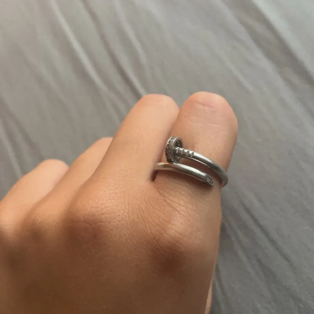 Sååå fin silverring i äkta silver🥰🥰 vet inte storleken men skulle gissa på en 17/18. Asusteet.