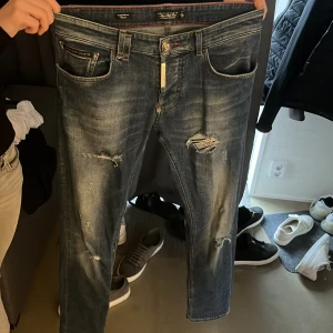 Philipp plein jeans - Säljer nu mina philipp plein jeans då dom inte kommer till använding längre. Jeansen är i fint skick och syns knappt att de är använda. Dem är 100% äkta då jag köpte dem på ett outlet, kan dock inte bevisa det då kvittot är slängt. Storleken är 30.
