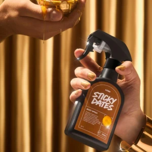Sticky dates body spray ✨🍪🍂🍮 - Sticky dates 200ml ca 190ml kvar. Doftar väldigt mycket kola, fudge så fort den lagt sig 😍🤌🏽