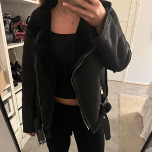 Jacka - En snygg och varm jacka nu till vintern. I bra skick, använt endast några gånger. Priset går att diskutera🤍