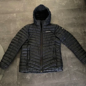 Peak performance jacka junior - Peak performance jacka i storlek 170 men skulle säga S/ en lite mindre M (jag har M i vanliga fall), jackan är i mycket bra skick, inga hål eller något. Priset är inte hugget i sten. Hör av er vid frågor😄