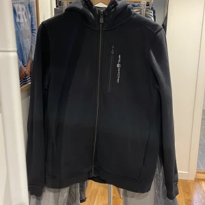 Sail racing kofta  - Svart sail racing kofta i storlek 176 men sitter bra på 175-180. Skick 10/10 inga slitningar. 