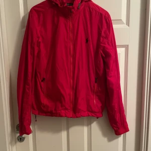 Ralph Lauren Vindjacka - Säljer denna feta Ralph Lauren vindjackan i storlek M. Väligt fint skick och endast lite skrynklig. Pris kan alltid diskuteras.💰