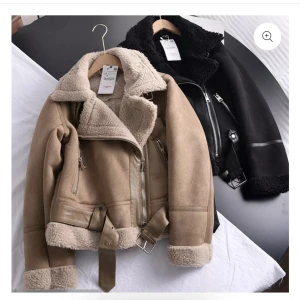 Helt ny höst/vinterjacka dam - Fodrad jacka i mocka, färg kaffebrun. Helt ny och oanvänd med lappen kvar.  Hade inte det bästa ljuset när jag fotograferade så den är något ljusare.   Storlek S men stor i storleken.  Nypris: 1289kr