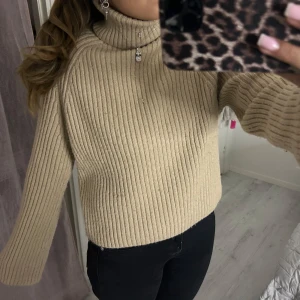 beige stickad - en beige stickad tröja i storlek xs, men skulle säga att den passar xs-m💕