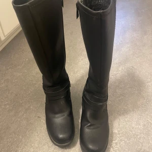 Vinterskor - Vinterstövlar i storlek 36-37.  Köpta i november och använda endast en vinter. Varmfodrade.  Du får dom avtorkade och rena samt impregnerade när du hämtar dom.  Hämtas i Södertälje, endast kontanter. 