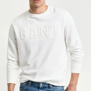 Vit sweatshirt från GANT - Säljer en stilren vit sweatshirt från GANT. Den har en broderad logga på bröstet och är perfekt för en avslappnad look. Tröjan är långärmad och gjord i mjukt material för extra komfort. Passar både till jeans och chinos! Använd enstaka gånger🌸