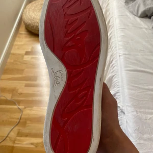 Christian Louboutin - Säljer nu dessa vita louis i läder. Skorna är andvända ett par gånger och är väldigt bra skick. 9/10-bedömt själv. Skorna är 43 men är lite små i storleken så passa även 42. Vid frågor är de bara höra av sig