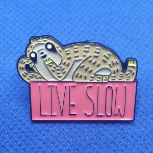 Pins - Live slow - Pins, Måttet på lås anordningen som syns på baksidan är ca 1.2 cm