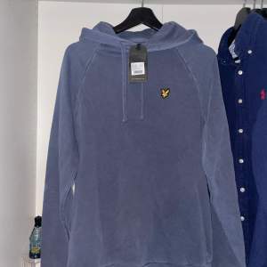 Helt ny mörk blå Lyle & Scott hoodie storlek xs. Pris kan diskuteras 