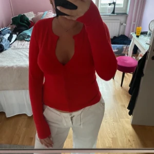 Röda stickad kofta  - Så himla fin stickad kofta i rött som inte är nopprig alls utan i perfekt skick! ❤️‍🔥 