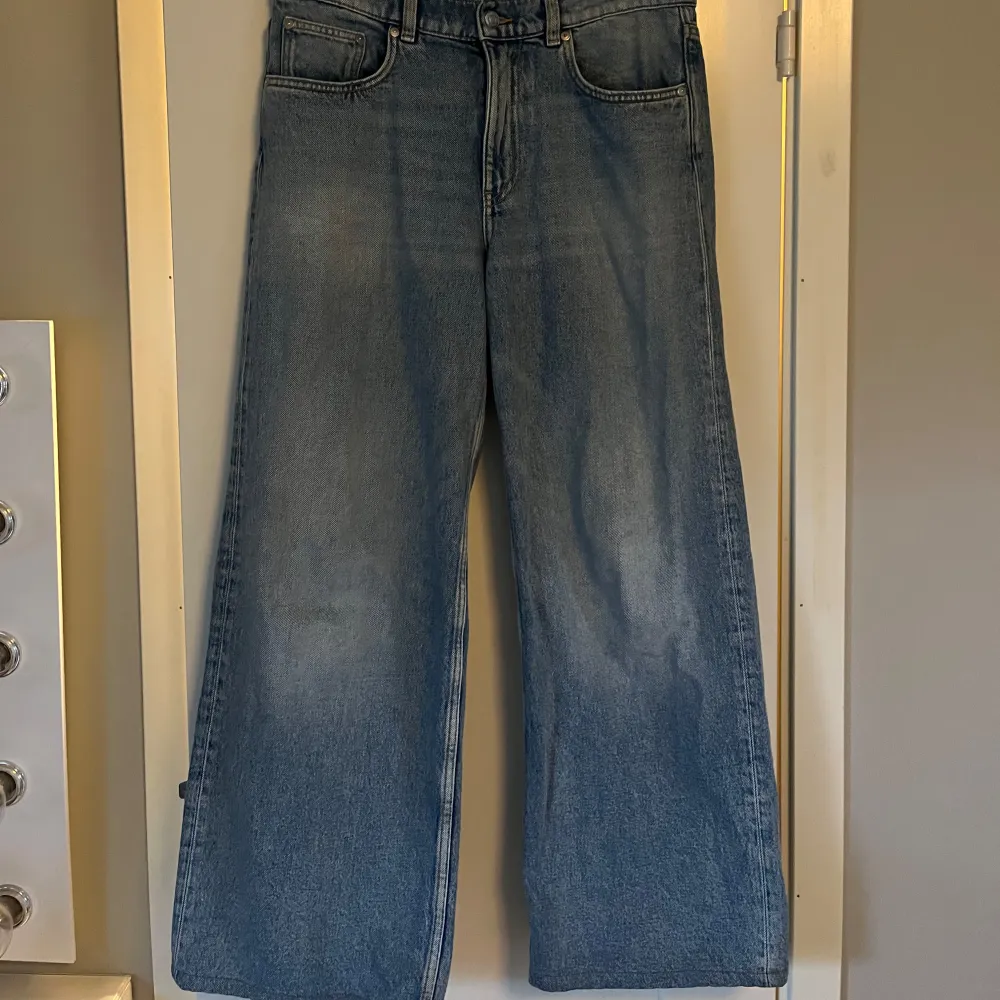 Oversized jeans från Arket som jag sytt upp lite i benet, lappen på storlek har dessvärre åkt av. Men storlek är 26 och passar mig som vanligtvis har storlek M. Utöver det finns inga defekter.. Jeans & Byxor.