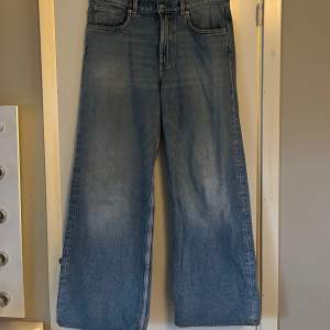 Oversized jeans från Arket som jag sytt upp lite i benet, lappen på storlek har dessvärre åkt av. Men storlek är 26 och passar mig som vanligtvis har storlek M. Utöver det finns inga defekter.