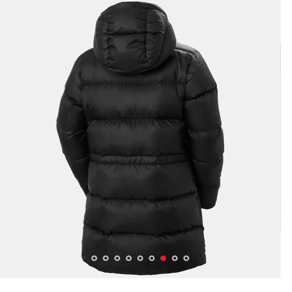 Dunjacka från Helly Hansen modell Essence down parka. Dragsko i midjan som formar kroppen väldigt fint.   Vattenavvisande och varm. Storlek S.  Använd en säsong så i väldigt fint skick. . Jackor.