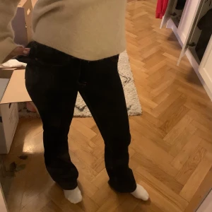 Mörkblå jeans zara - Använda fåtal gånger. Färg syns i sista bild