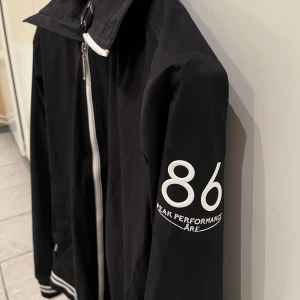 Peak performance jacka - Skick 8/10  Nypris : Runt 500  Postar samma dag! 