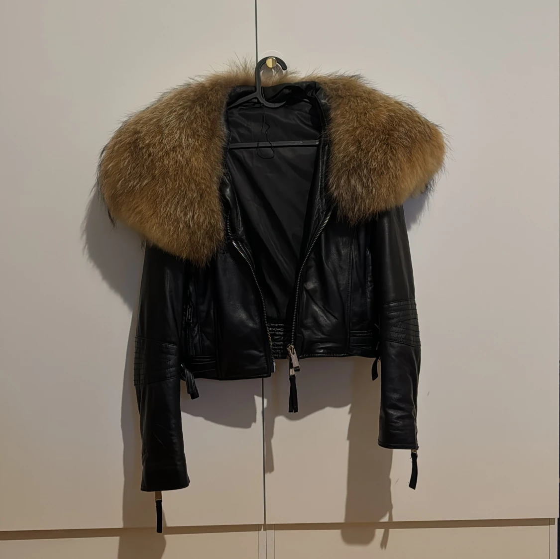 Skinnjacka med äkta päls 