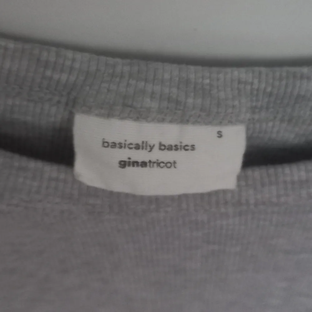 En grå basic tröja från gina tricot. Jätte mysigt material. Oanvänd.. Neuletakit & Villapaidat.