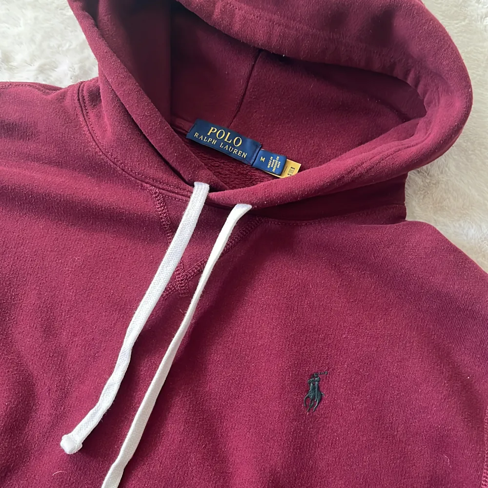 |Riktigt fet RL Hoodie i skitsnygga färgen vinröd| I toppen skick (9/10) använd några gånger men Inge defekter alls |Nypris runt 2,5k mitt pris 999kr| Hör av dig vid funderingar| Pris kan diskuteras vid snabb affär|  Mvh Malte!. Hoodies.