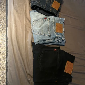 Levis 501 - Tja! Alla tre jeans för 1600kr Säljer pågrund av att de är för små för mig och dom används inte.