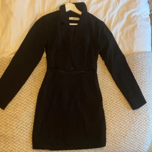 Klänning - En superfin kavaj klänning ifrån Glamorous. Endast använd fåtal gånger.