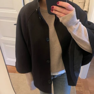 Poncho/jacka från hm!💝 - Jackan är i mycket fint skick!❤️