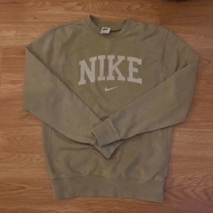 Beige Nike sweatshirt  - Beige Nike sweatshirt storlek XS men passar även S, använt inte alls många gånger, bra skick