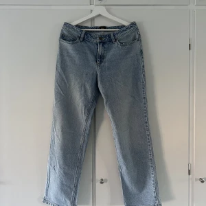 Jeans från Lee - Jeans från Lee i bra skick, använt kanske 3/4 gånger. Detta är ert par low rise byxor och är raka i benen. Orginalpriset är 1099kr. Priset går att diskutera💕
