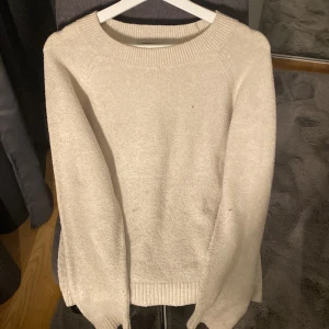Stickad tröja - Beige stickad tröja, lite nopprig, välanvänd men fortfarande jättefin