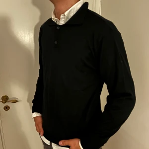 Lawrence Grey merino rugbytröja svart - - Kofta från märket Lawrence Grey i storlek M - Bra skick, inga defekter  - Modell på bild är 182/67kg. - Hör av dig vid eventuella frågor! Mvh  
