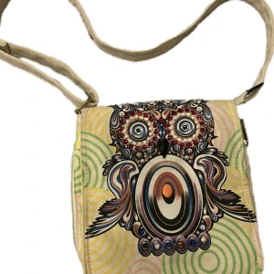 Färgglad axelväska med ugglemotiv - Säljer en söt axelväska med ett unikt uggledesign på framsidan. 