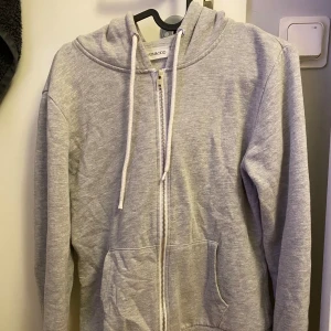 Grå zip-up - Söt grå zip-up som tyvärr inte passar längre 🩷